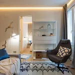 Renovado piso de diseño en barrio selecto by SAH