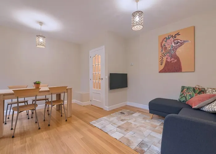 Vivienda Turistica Reformada En Zona Residencial Con Garaje Y Wifi