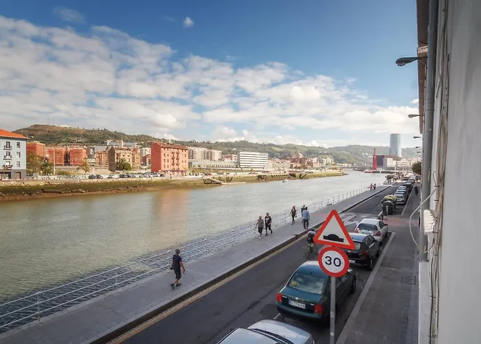 Luminoso con vistas a la ría de Bilbao