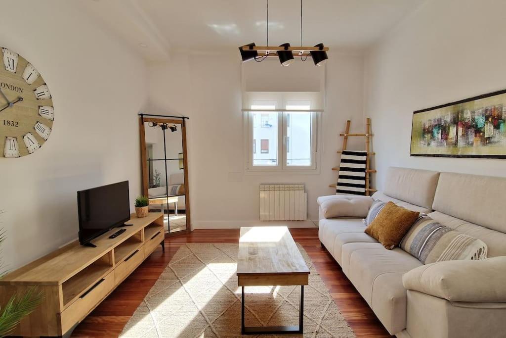 Cozy In The Center By Aloha Apartment