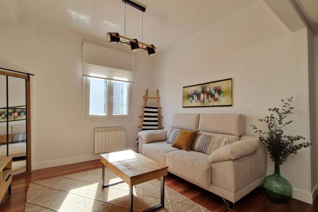 Cozy In The Center By Aloha Apartment
