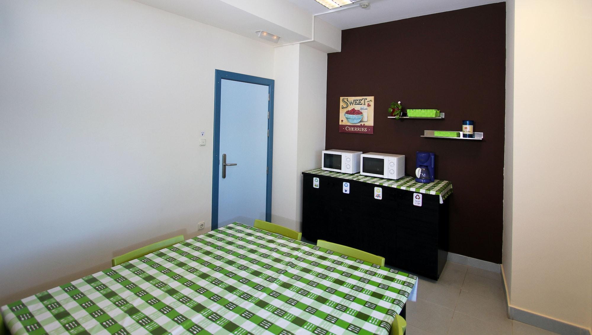 Hostal Bilbao Hostel *