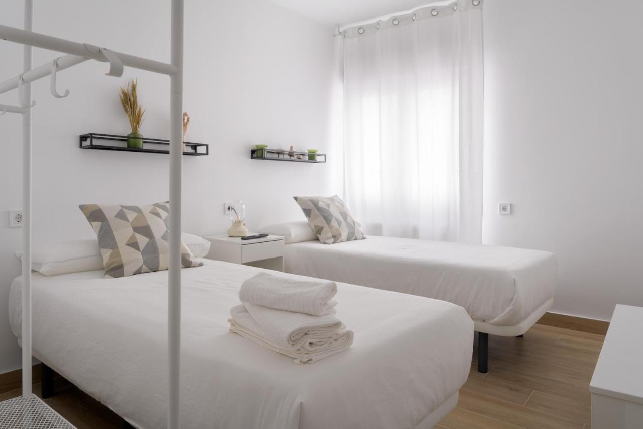 Apartamento A 270 M. Del Casco Viejo, A/c, 3 Habi. Y 2 Banos Bilbao