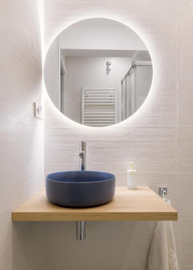 Apartamento A 270 M. Del Casco Viejo, A/c, 3 Habi. Y 2 Banos *