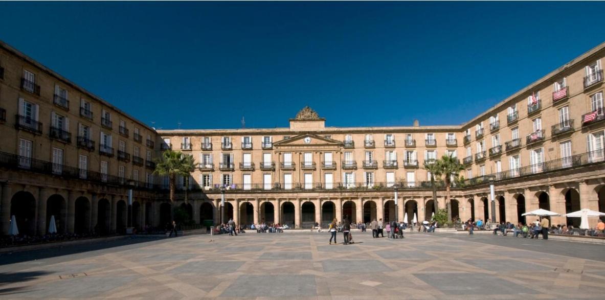 A 5 Minutos Andando Del Casco Viejo, Ayuntamiento, Plaza Circular Y Gran Via De Y Proximo A 2 Lineas De Metro