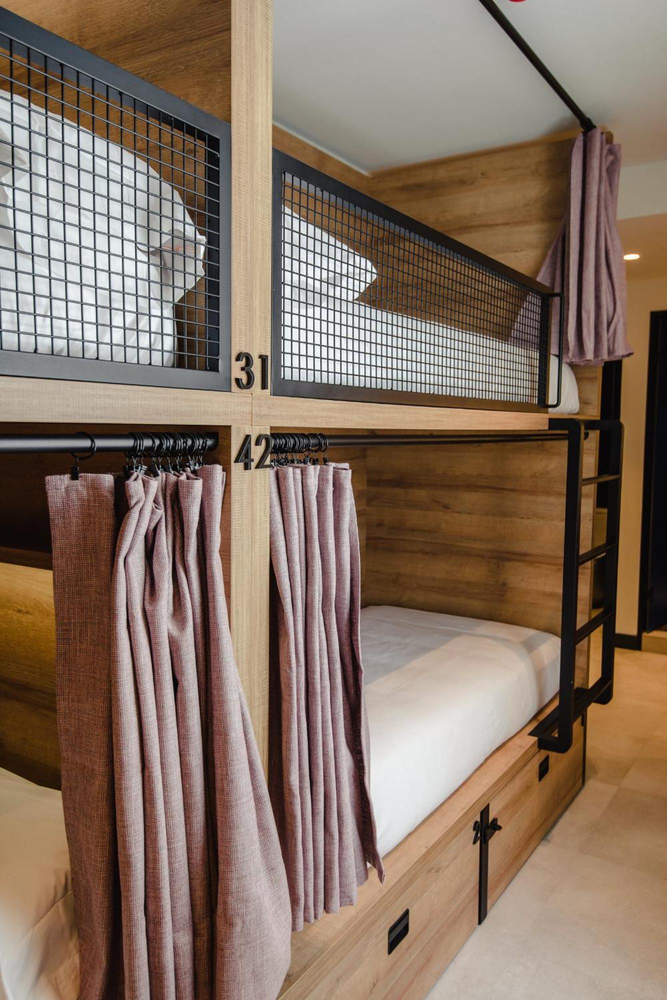 Latroupe La Granja Hostel Bilbao