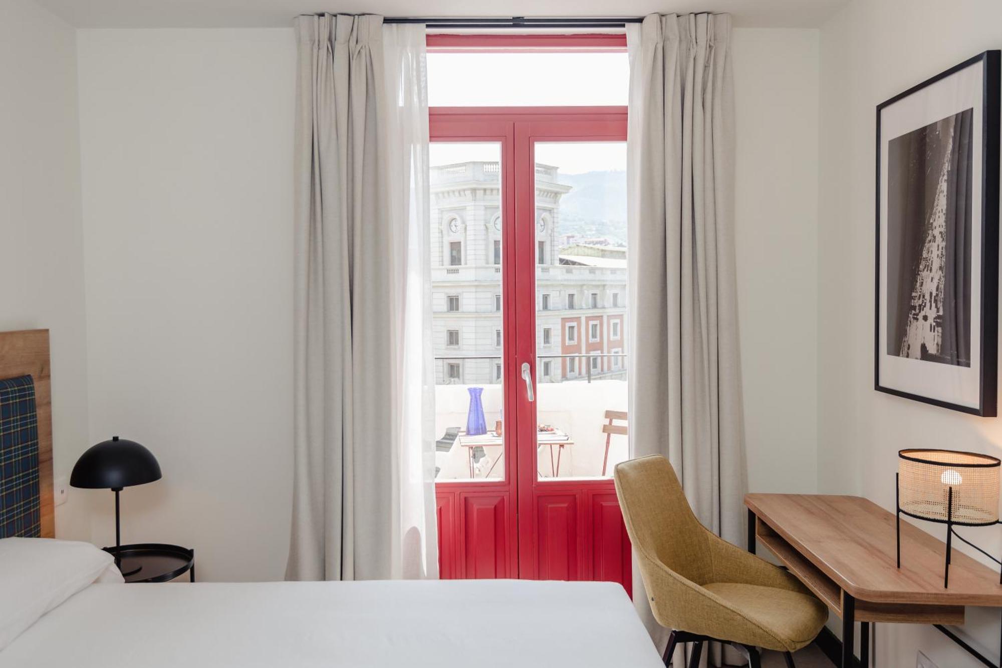 Latroupe La Granja Hostel Bilbao