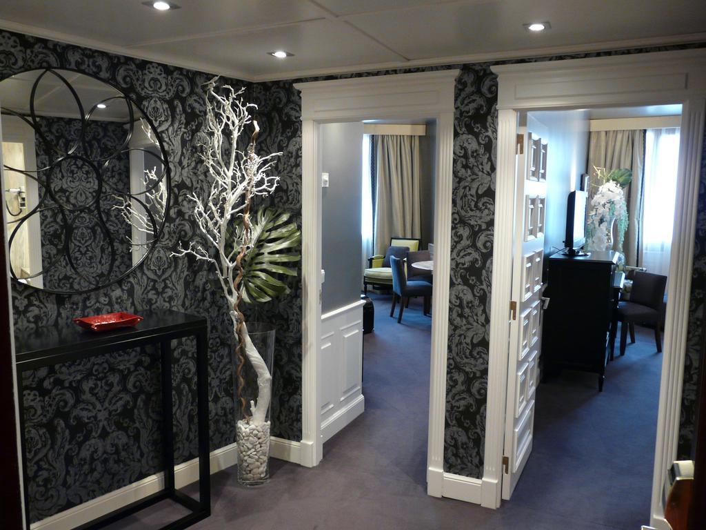 Carlton Hotel