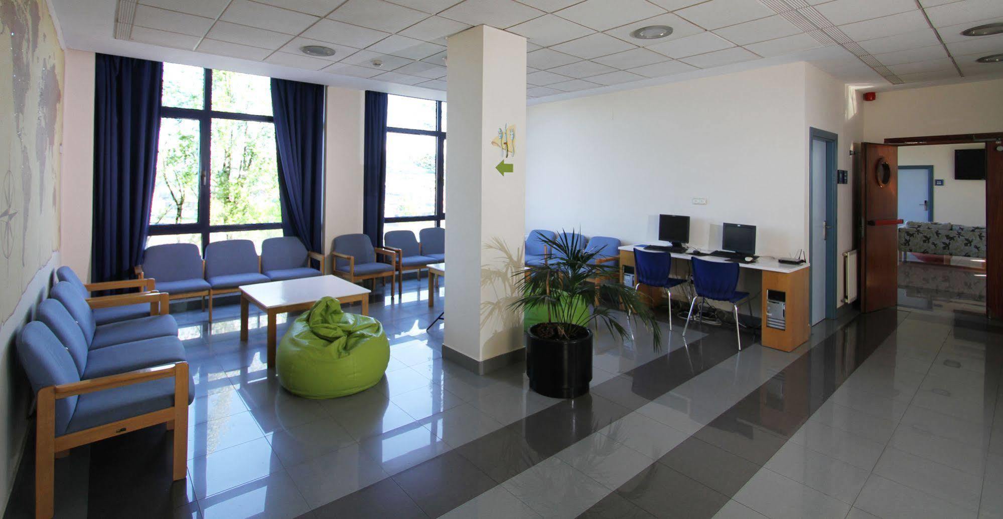 Hostal Bilbao Hostel *
