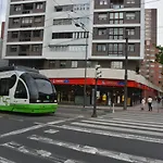 Superviews, parking 24h vigilado incluido y Netflix en habitación independiente con baño privado en apartamento particular, Français&English