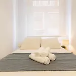 Apartamento reformado con encanto by TheUrbanHosts