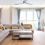 Amplio y moderno apartamento con tarima refrescante by Staynnapartments