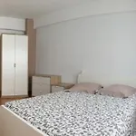 Habitación indepediente con baño y cocina compartidos