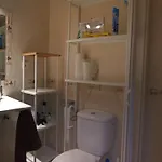 Habitación indepediente con baño y cocina compartidos