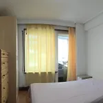 Habitación indepediente con baño y cocina compartidos