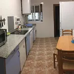 Habitación indepediente con baño y cocina compartidos