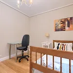 Vivienda Turistica Reformada En Zona Residencial Con Garaje Y Wifi