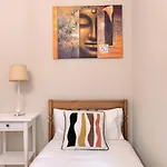 Vivienda Turistica Reformada En Zona Residencial Con Garaje Y Wifi