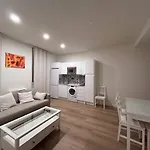 2 Habitaciones Privadas Con 1 Bano Privado, Salon Y Cocina