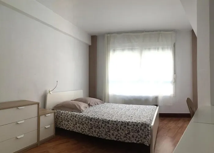 Habitación indepediente con baño y cocina compartidos