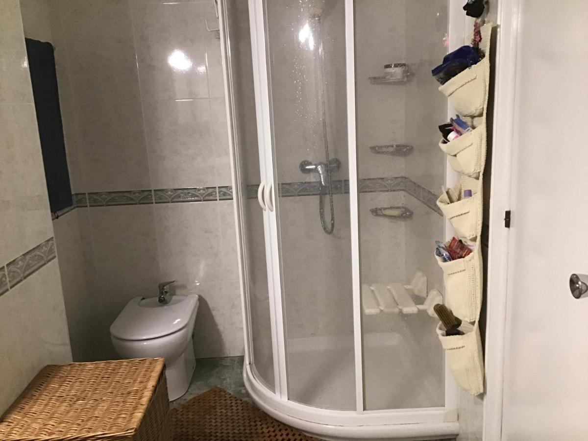 Habitación en casa particular Superviews, Parking 24h Vigilado Incluido Y Netflix En Habitación Independiente Con Baño Privado En Particular, Français&english *