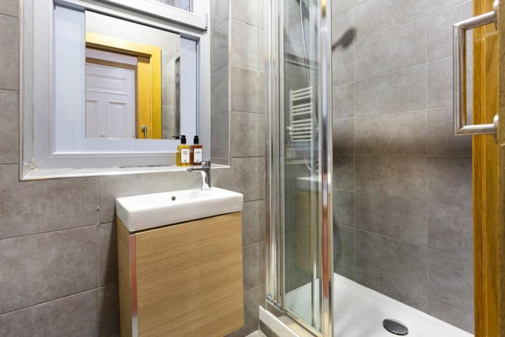 Apartamento Isozaki. 5 Dormitorios Y Jardín Privado Al Lado Del Guggenheim Bilbao