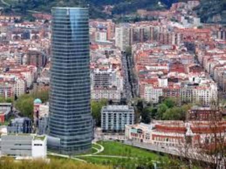 Apto Con Garaje Para 5 Personas Cerca Ayuntamiento Apartamento *