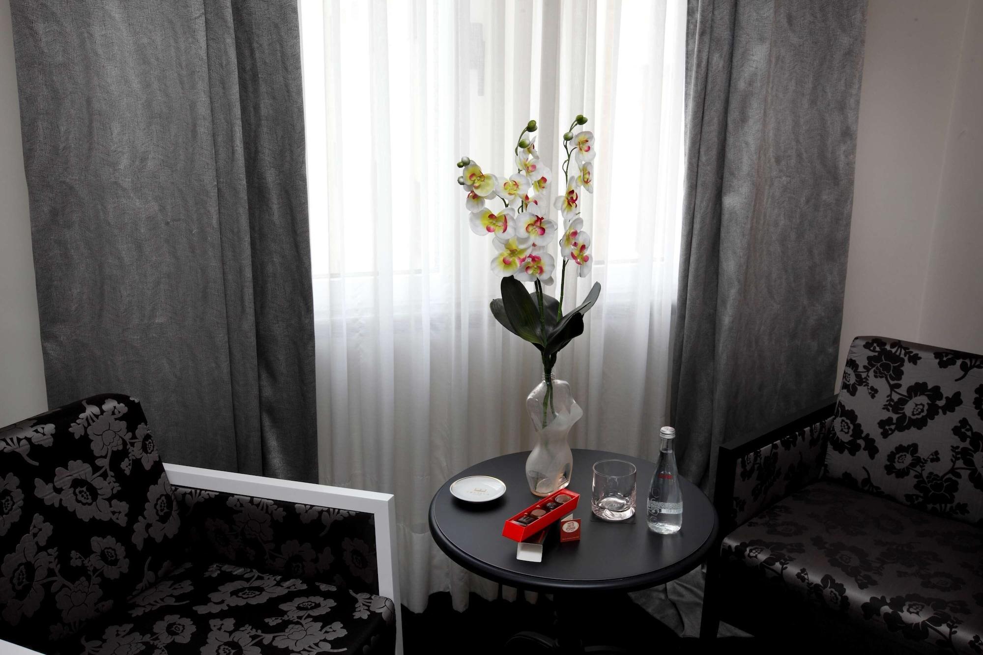 Lopez De Haro Hotel 5*