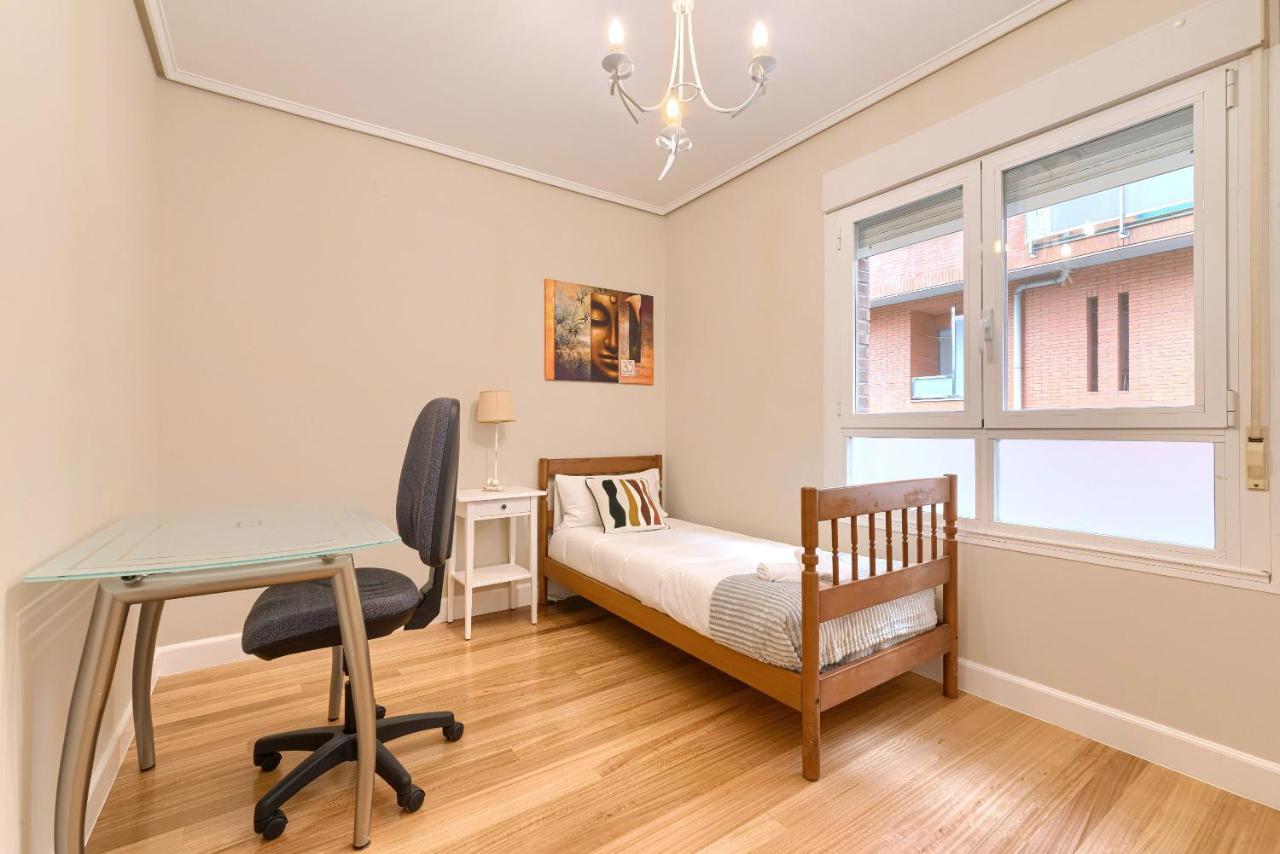 Vivienda Turistica Reformada En Zona Residencial Con Garaje Y Wifi *