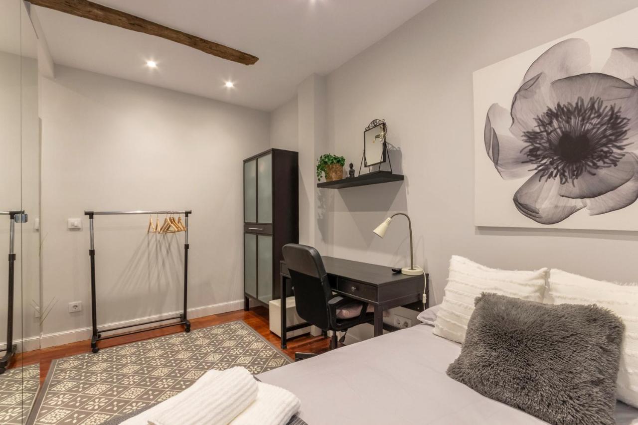 Arte V With Parking By Aston Apartment