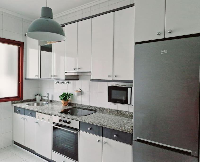 Apartamento Nuevo, Luminoso Y Centrico. Parking Gratis *