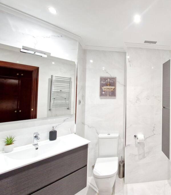 Nuevo, Luminoso Y Centrico. Parking Gratis Apartamento *