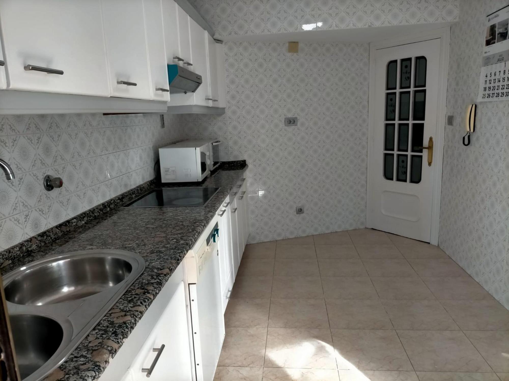 Apto Con Garaje Para 5 Personas Cerca Ayuntamiento Apartamento *