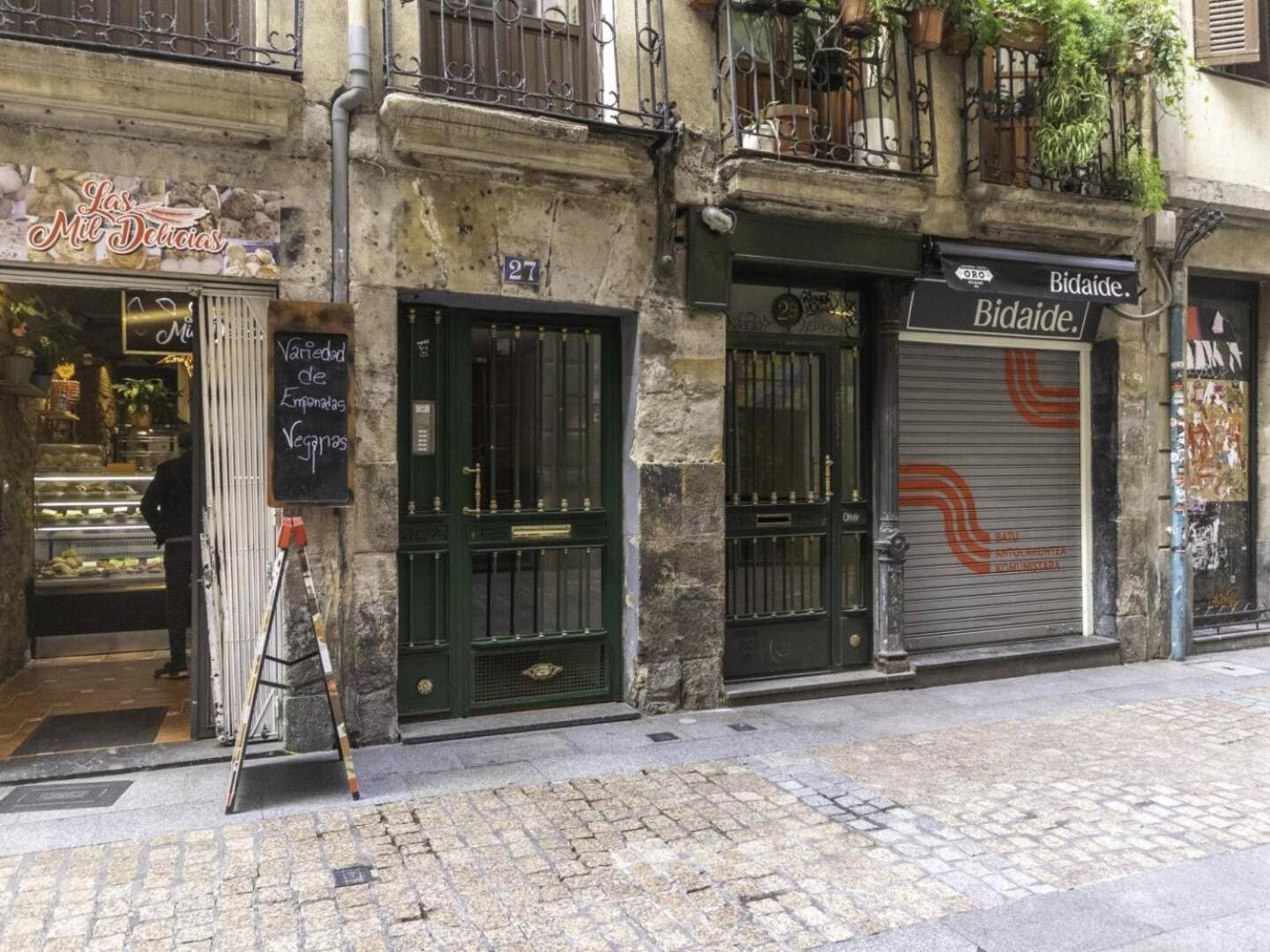 Casco Viejo, Tranvia, Metro, A Pie Bilbao