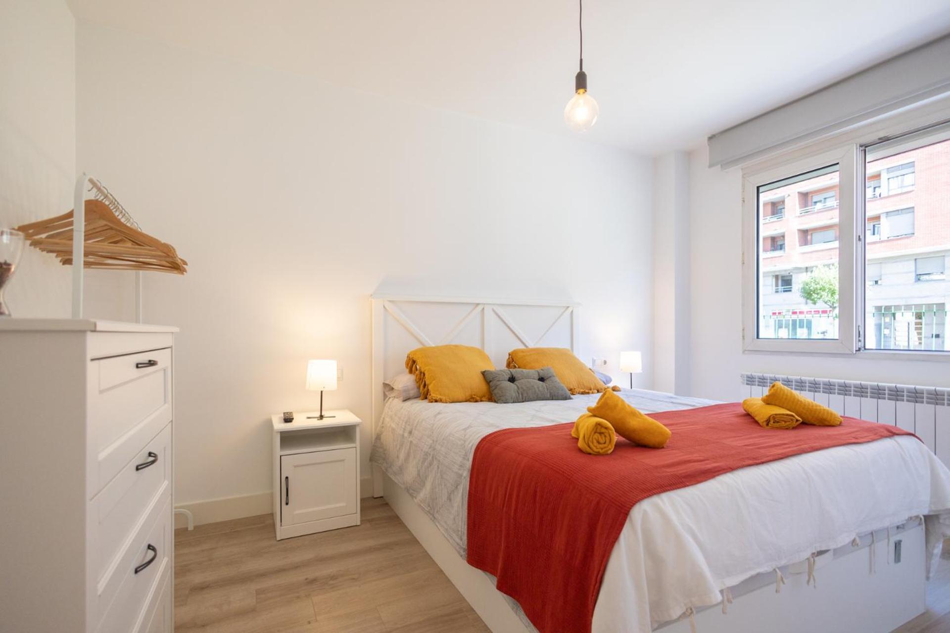 Apartamento Nuevo, Grande Con Garaje, Arena, Casco Viejo